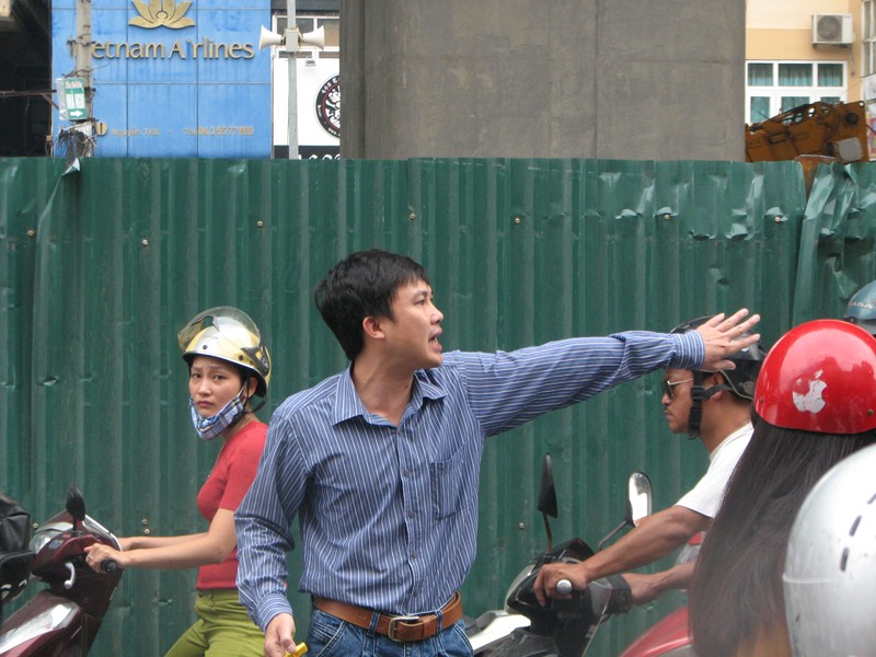 Ha Noi tac duong kinh hoang, nguoi dan bi 